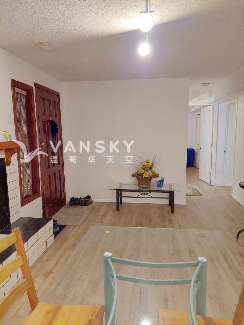 220831194855_629 living 2.jpg